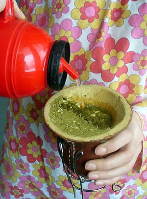Nalewanie wody do yerba mate