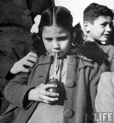 ludzie pijący yerba mate buenos aires 1943_b