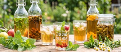 Ziołowe cold brew – jakie zioła można przygotować na zimno?