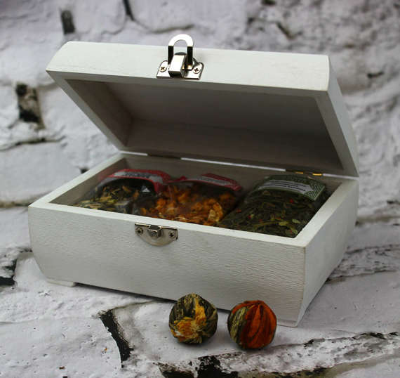 Zestaw prezentowy z herbatkami w szkatułce 